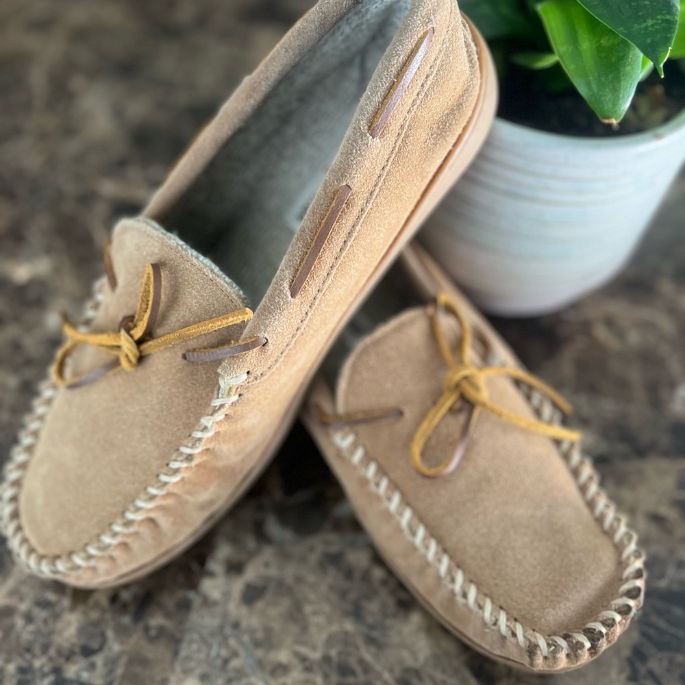 Minnetonka Men’s Size 12 Tan Suede Moccasins Hardsole Indoor Outdoor Shoes - Picture 2 of 12
